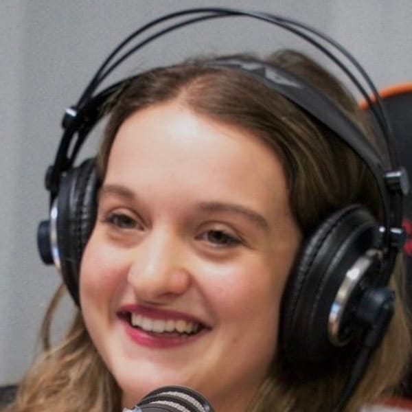Mireia Riu amb auriculars davant d’un micròfon de ràdio